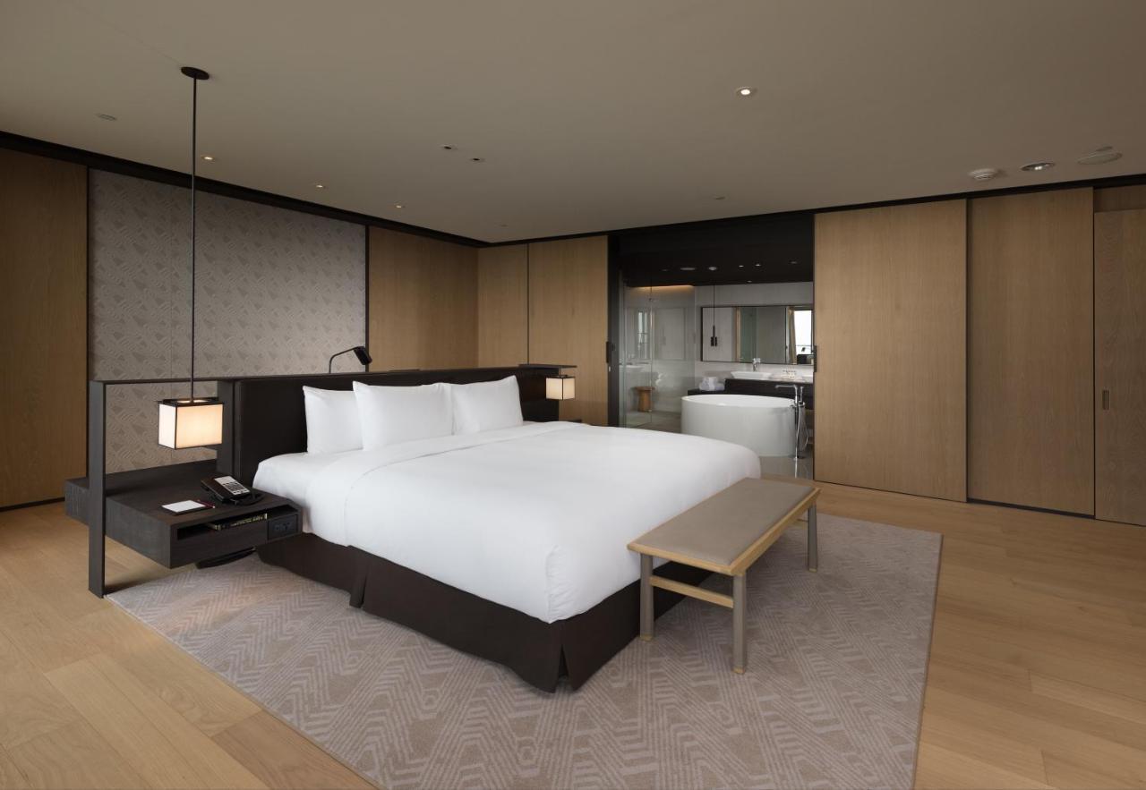 Crowne Plaza Tainan By Ihg Hotel Eksteriør billede A bedroom at The Hari