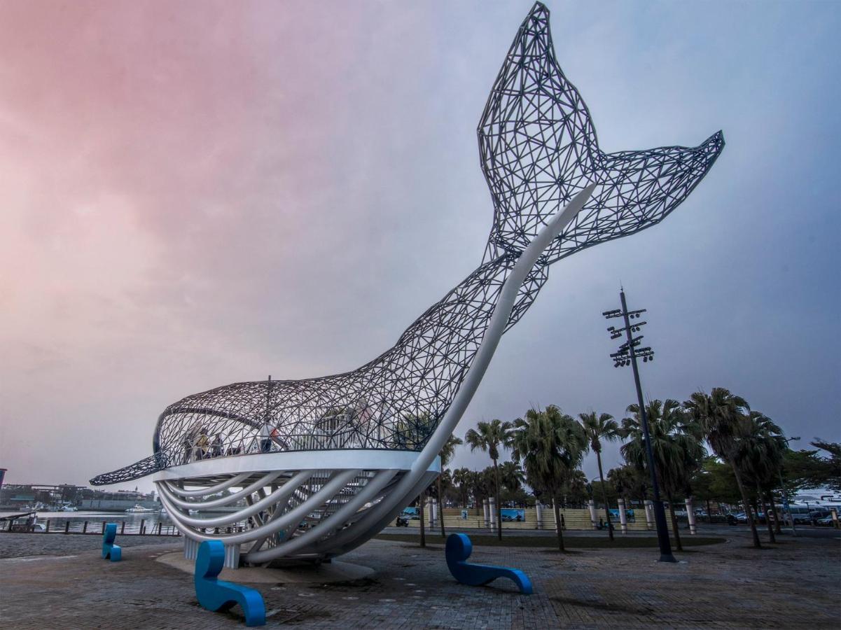 Crowne Plaza Tainan By Ihg Hotel Eksteriør billede The Whale sculpture at the entrance of the park