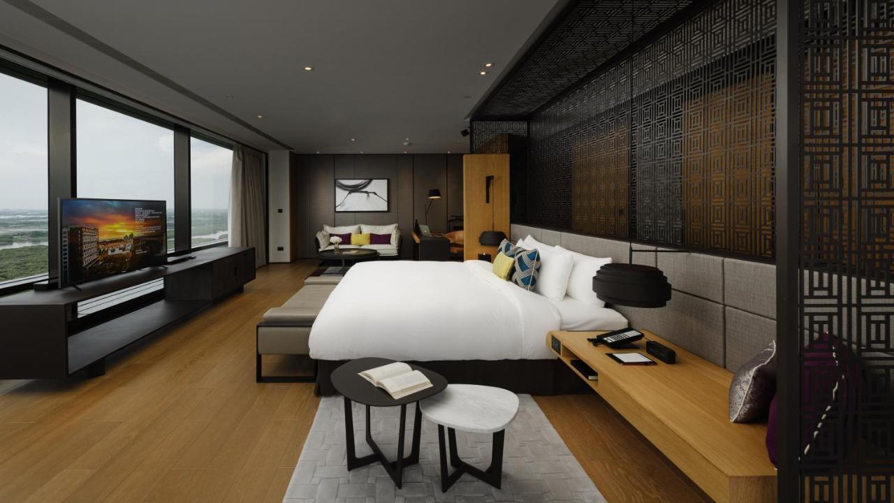Crowne Plaza Tainan By Ihg Hotel Eksteriør billede A bedroom at the hotel