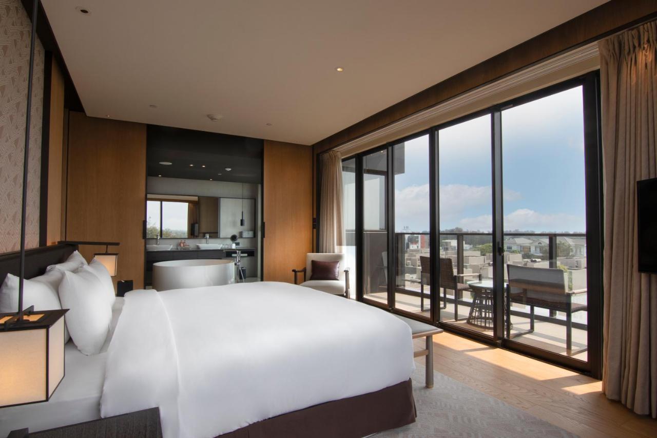 Crowne Plaza Tainan By Ihg Hotel Eksteriør billede A bedroom at the hotel