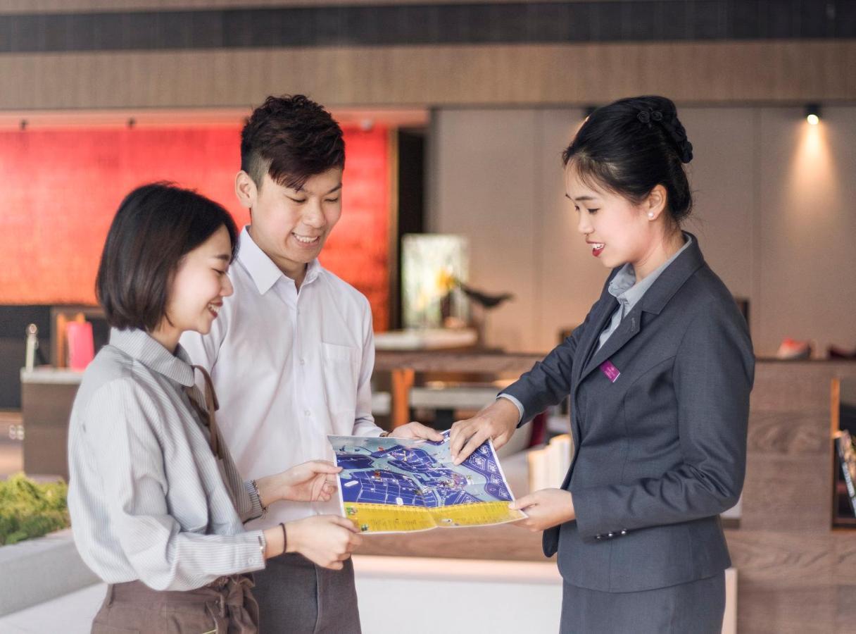 Crowne Plaza Tainan By Ihg Hotel Eksteriør billede Thai Airways' ground staff at Suvarnabhumi Airport