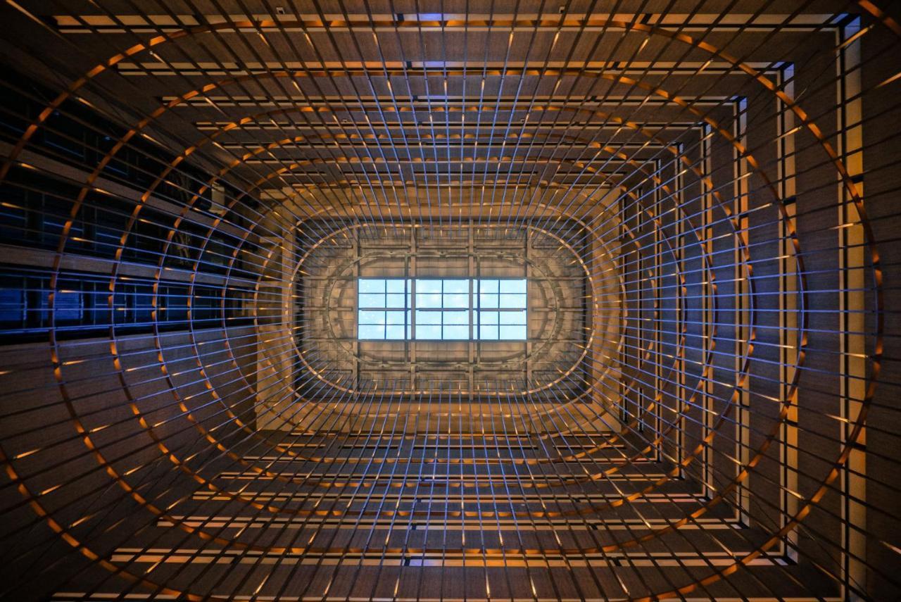 Crowne Plaza Tainan By Ihg Hotel Eksteriør billede The ceiling of the main atrium
