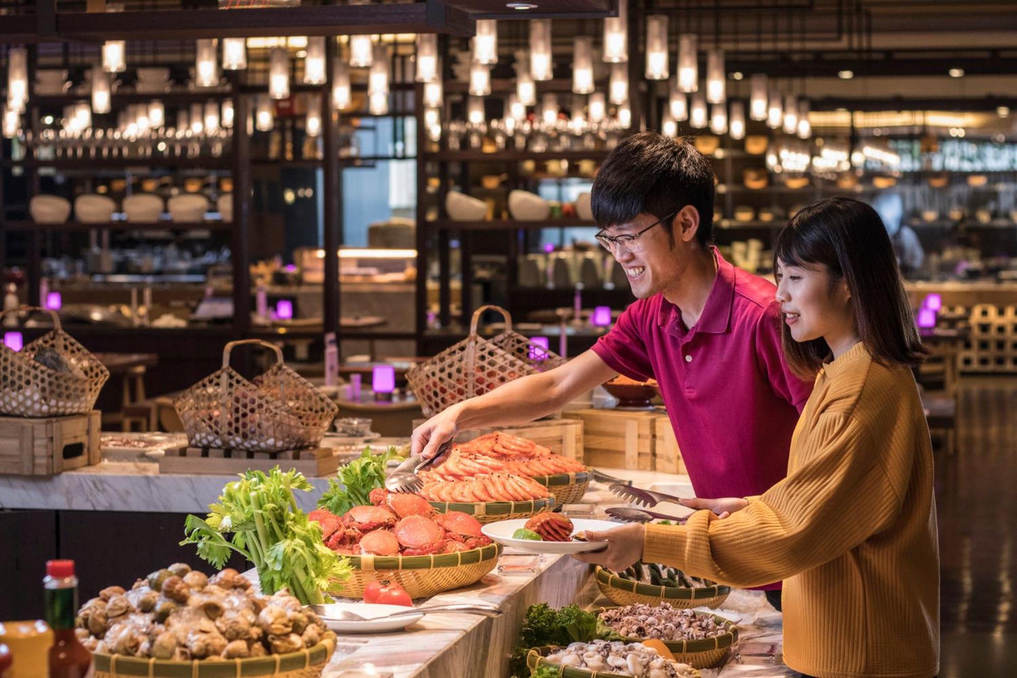 Crowne Plaza Tainan By Ihg Hotel Eksteriør billede A buffet in Vietnam