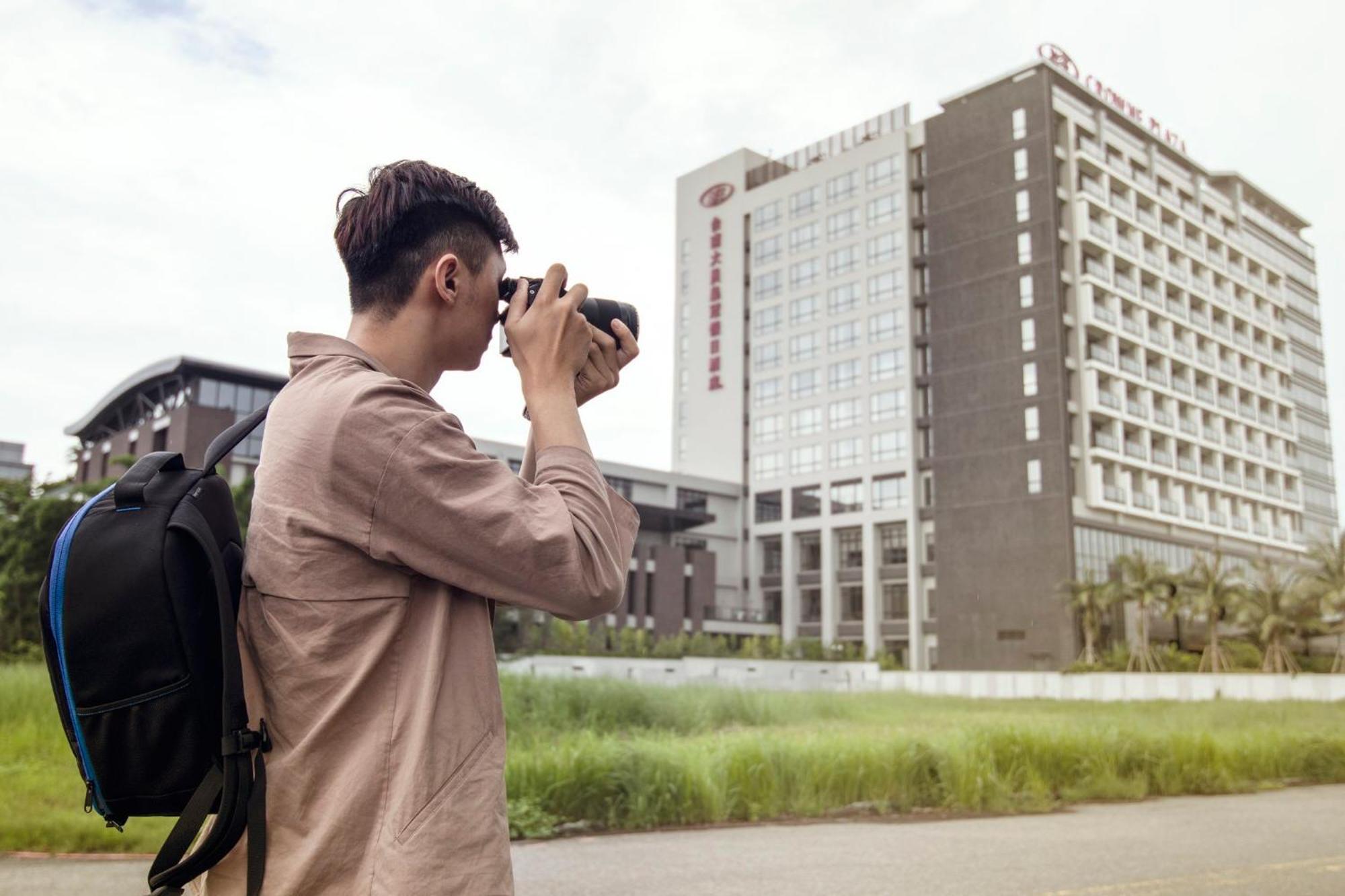 Crowne Plaza Tainan By Ihg Hotel Eksteriør billede A tourist taking a photo of the hotel