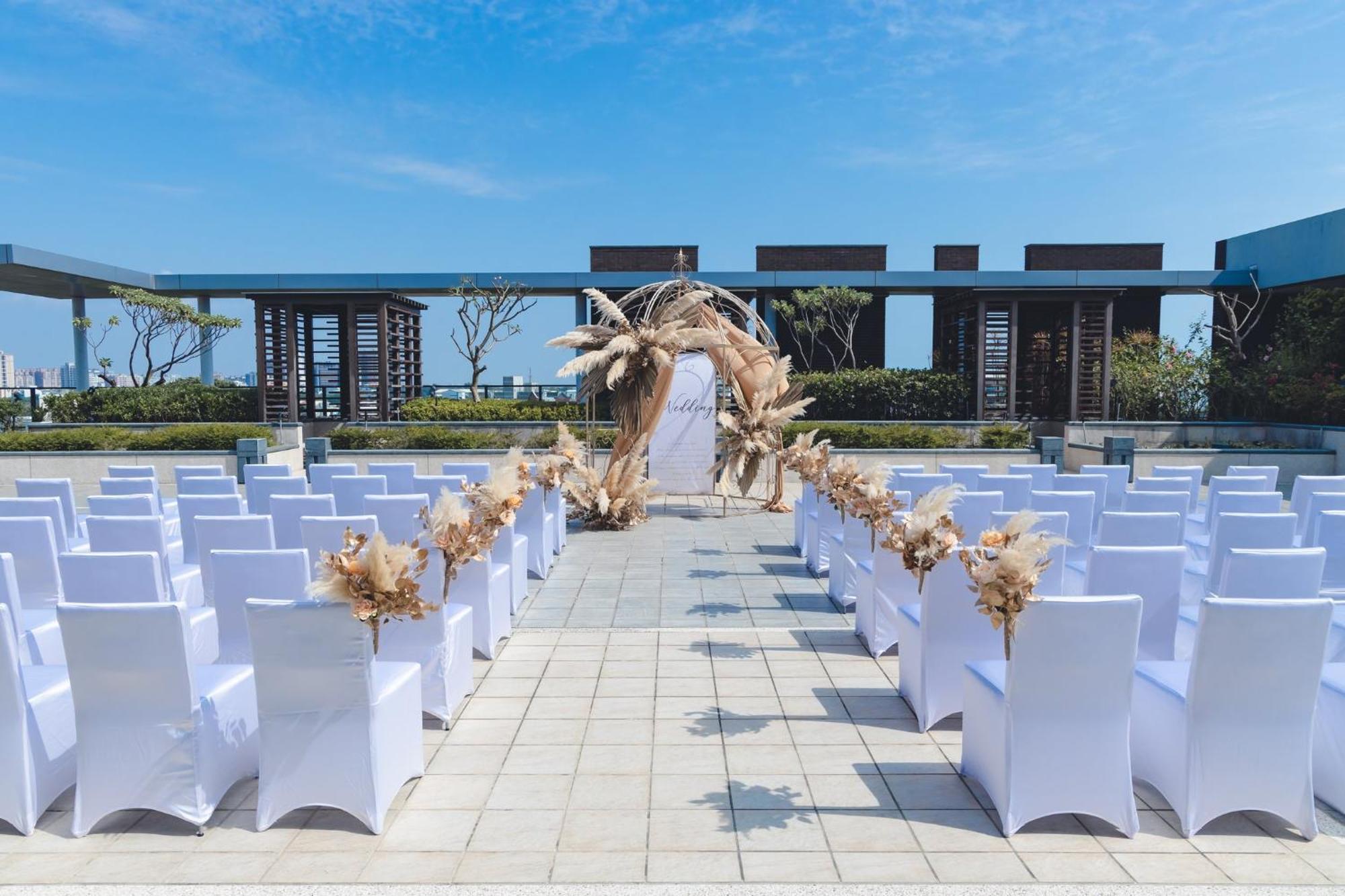 Crowne Plaza Tainan By Ihg Hotel Eksteriør billede The rooftop wedding venue