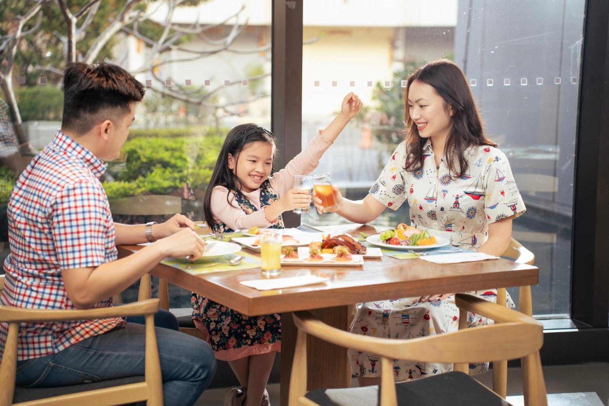 Crowne Plaza Tainan By Ihg Hotel Eksteriør billede A family in Vietnam