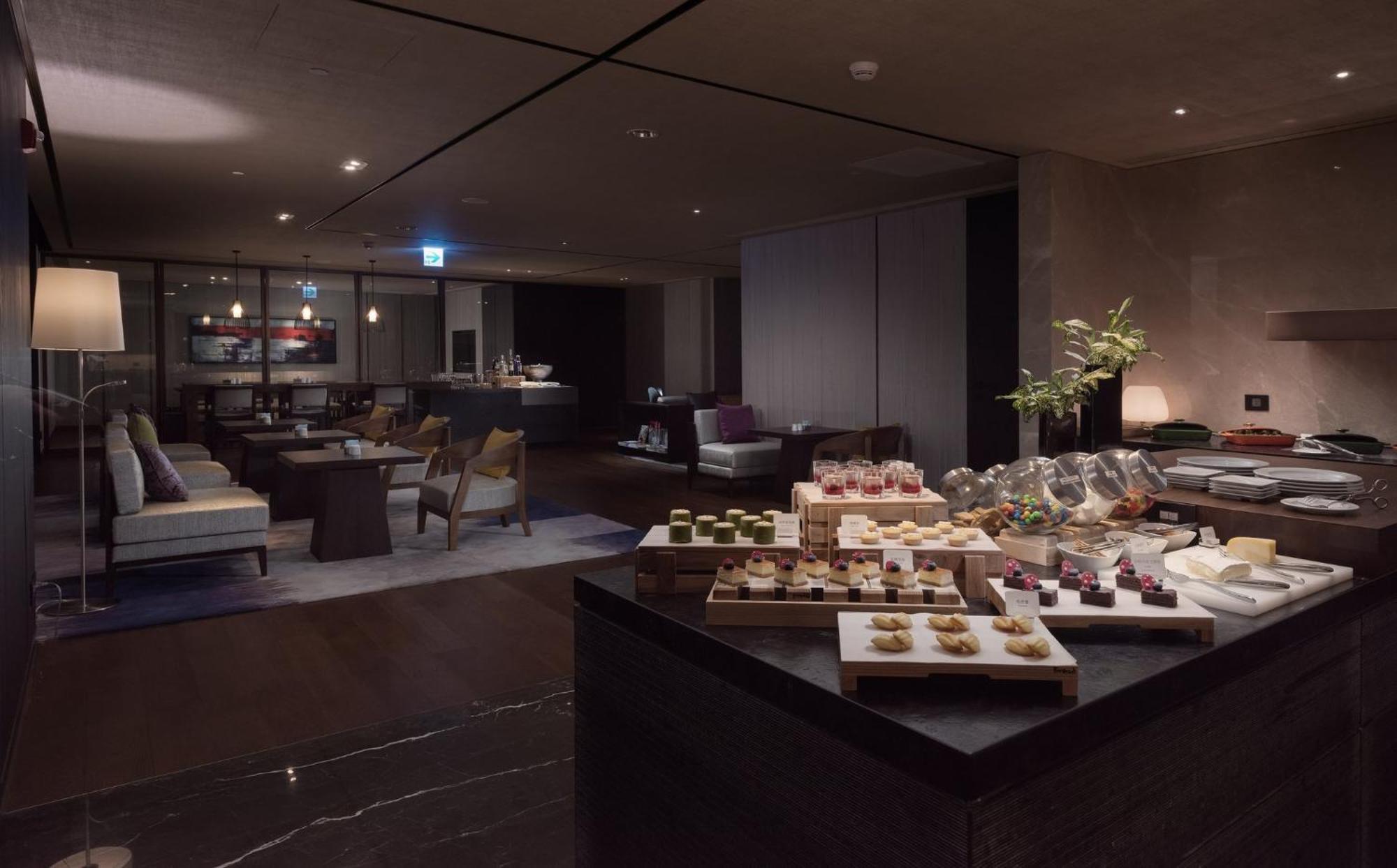 Crowne Plaza Tainan By Ihg Hotel Eksteriør billede The lounge at the airport