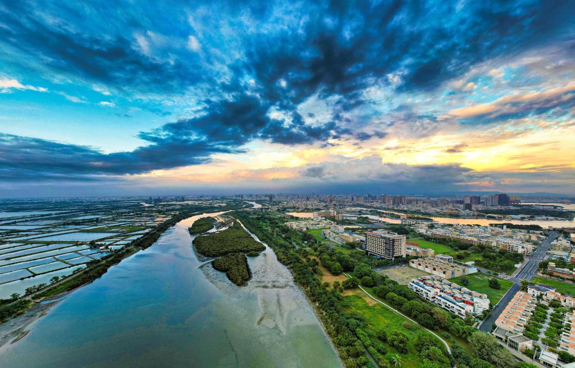 Crowne Plaza Tainan By Ihg Hotel Eksteriør billede Aerial view of the river