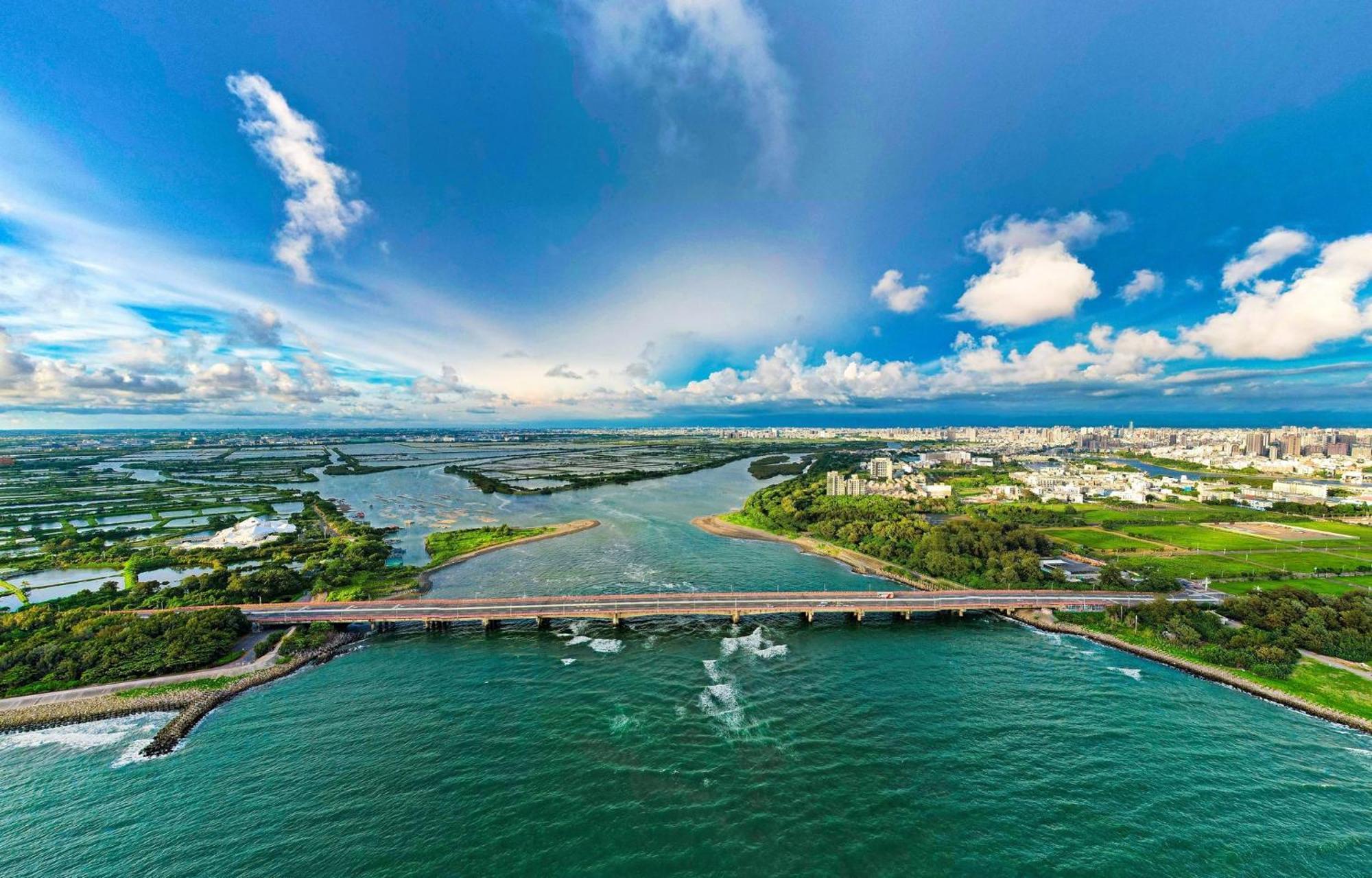 Crowne Plaza Tainan By Ihg Hotel Eksteriør billede Aerial view of the river