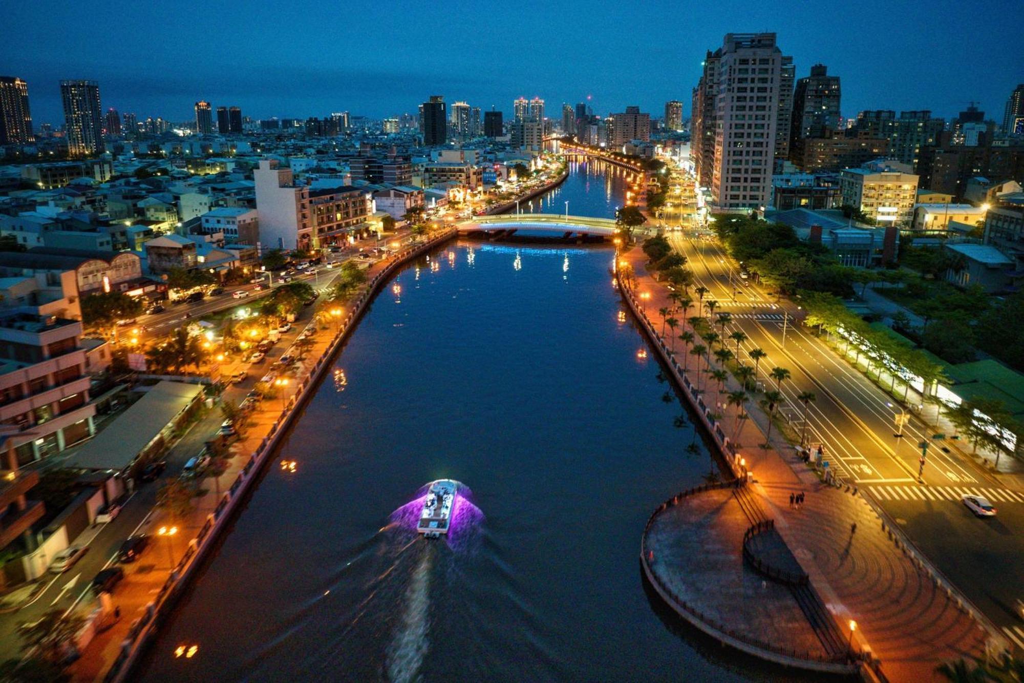 Crowne Plaza Tainan By Ihg Hotel Eksteriør billede View of the river at night